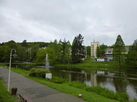 Das Victor's Residenz-Hotel Saarbrücken versteckt sich hinter Bäumen