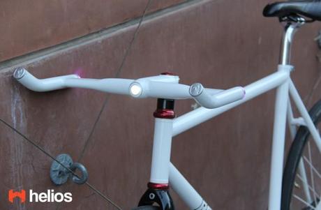 Helios: Fahrradlenker mit integriertem Blinker, GPS und Licht