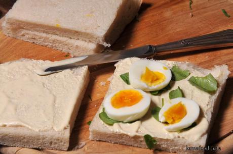 Osterbrunch: Lachs-Ei-Brunnenkresse-Sandwich mit Honig-Senfsauce und Bärlauchsuppe