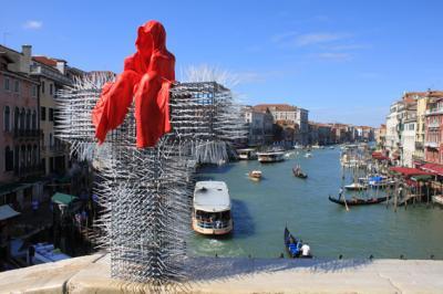 public-art-across-venezia-2013-christoph-luckeneder-and-manfred-kielnhofer-t-guardian-sculpture_2586-web.jpg
