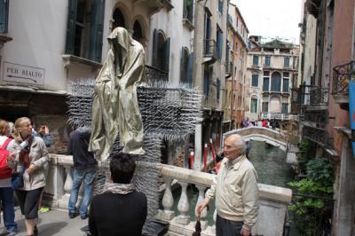 public-art-across-venezia-2013-christoph-luckeneder-and-manfred-kielnhofer-t-guardian-sculpture_2125-web.jpg