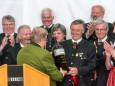 Gerhard Kleinhofer überreicht dem Zirbenlandchor Obdach ein Flascherl - 90 Jahre MGV Alpenland Mariazell - Festveranstaltung