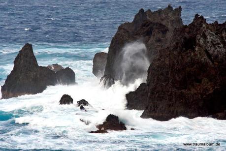 Wellen an der Küste von Teneriffa