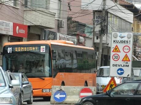 Verkehrschaos und Kabelsalat in Albaniens Hauptstadt Tirana. Quelle: Alexander Steinfeldt