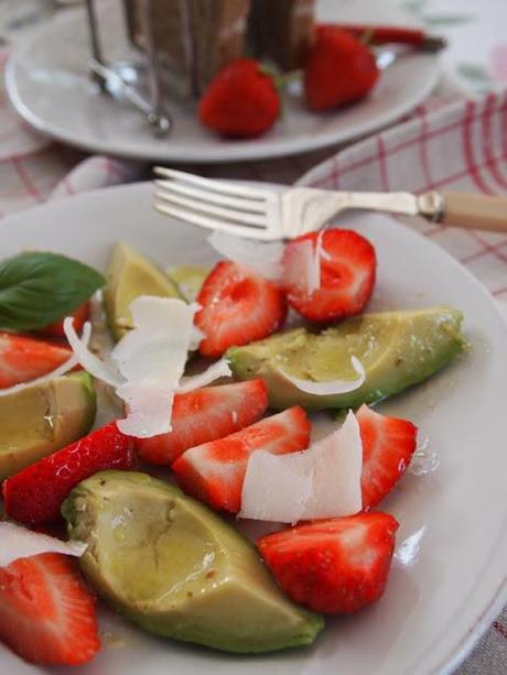 Salat zum Frühstück - Erdbeer-Avocado-Salat mit Limetten-Honig Dressing