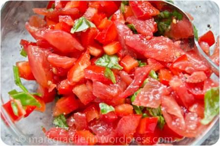 Tomaten- und Paprikawürfel mit Basilikum für die Füllung