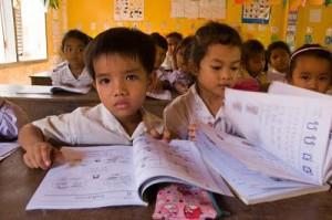 Khmer Kinder in der Schule 300x199 Wer immer nur Reis isst bleibt dumm