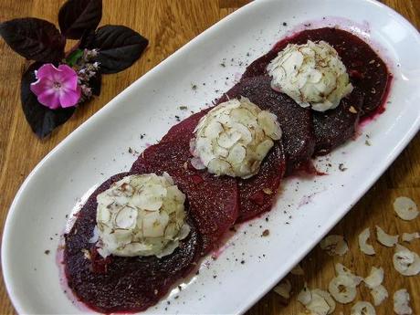 Die Geschichte vom unaufhaltsamen Aufstieg eines Geht-so-Gemüses: Marinierte Rote Beete mit Gorgonzola-Crème