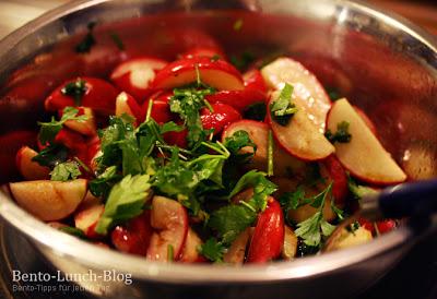 Rezept: Radieschen-Salat mit Erdnüssen & Koriander