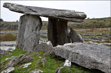 Poulnabrone Dolmen im Burren County Clare, Irland 