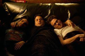 Jonah Hill (mitte) wiegt Seth Rogen (rechts) und Jay Baruchel (links) in den Schlaf.