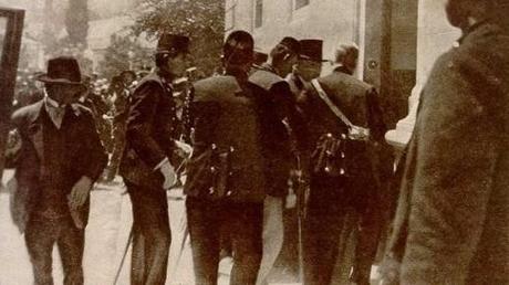 Der Attentäter Gavrilo Princip wird abgeführt | Quelle: Deutsches Historisches Museum