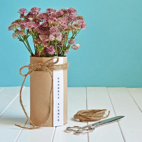 Sommer-Herbstdeko mit Blumen und selbstgemachter Vase