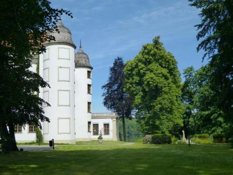 Schloss Podewils liegt in einem großen Park