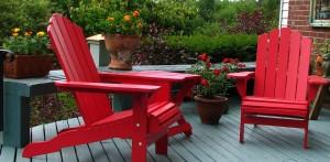 Rote Gartenstühle auf der Veranda mamanat