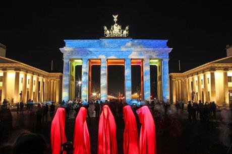 festival-of-lights-berlin-brandenburger-tor-gate-contemporary-light-art-projects-show-sculpture-time-guardians-timekeepers-waechter-manfred-kielnhofer-0205