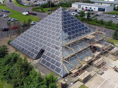 Solarpyramide im Bau
