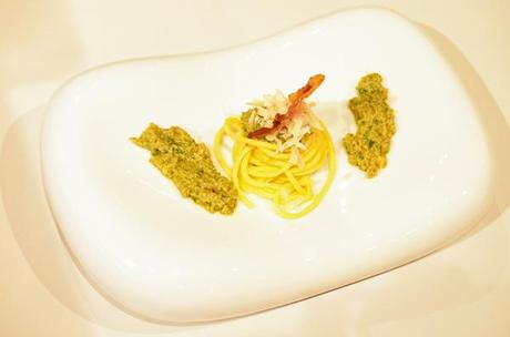 Pasta mit Avocado-Walnuss-Pesto mit knusprig gebratenem Serranoschinken