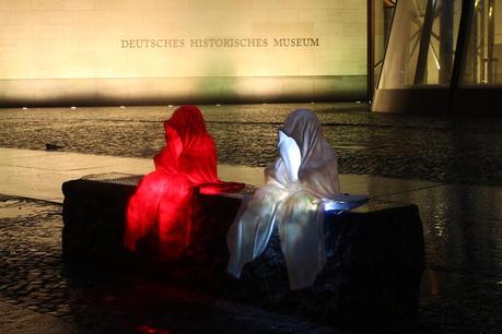 festival-of-light-berlin-german-historic-museum-guardians-of-time-waechter-kielnhofer-contemporary-light-art-sculpture-6880