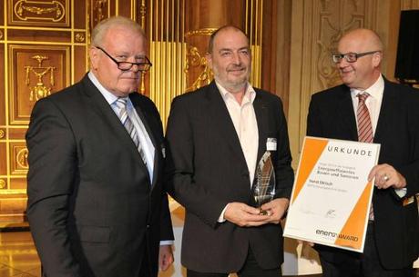 Horst Ebitsch (Mitte), Inhaber des Zapfendorfer Unternehmens Ebitsch Energietechnik GmbH, ist einer der Preisträger der diesjährigen Energy Award-Verleihung. Der Preis wurde in Augsburg im Rahmen der Energiemesse RENEXPO verliehen.