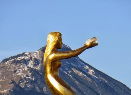 Griechische Göttin, deutsches Design, chinesische Wertarbeit: Die goldene Aphrodite von Schwangau weist den Weg zur Königlichen Kristall-Therme