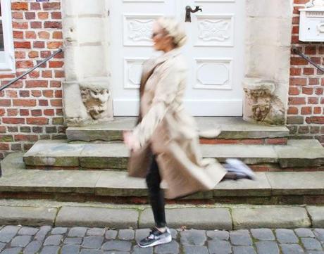 Herbst-Outfit mit Dämpfung: Burberry & Nike Air Max 90
