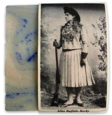 1000&1 Seife präsentiert: Miss Buffalo Beckys Texas Bluebonnet Soap – Schöne Bilder aus unserer Seifensammlung