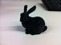 Das Bild zeigt einen schwarzen Hasen, der mit Hilfe eines 3D-Druckers erstellt worden ist