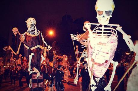 New York Halloween 2013 Parade Skelette