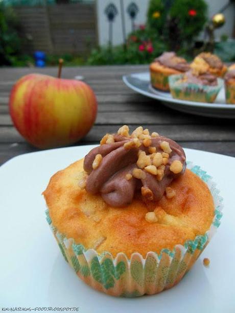 Apfel-Vanille-Cupcakes mit Schokocreme-Topping und Haselnusskrokant