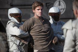 Die Friedenswächter-Armee führt Katniss' Love Interest Gale (Liam Hemsworth) ab.