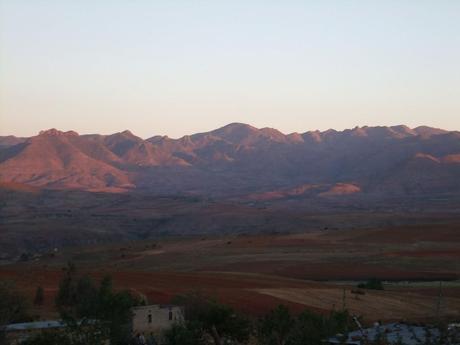 Die rote Erde Lesothos bestrahlt von der Abendsonne Afrikas.