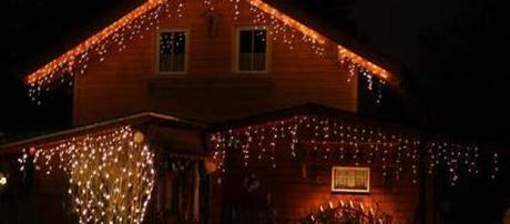 Stimmungsvolle Weihnachtsbeleuchtung mit Lichterketten erzeugen