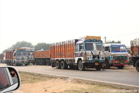 Indische LKW auf der Autobahn