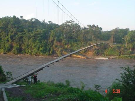 Hängebrücke (264m) über den Rio Aguarico 