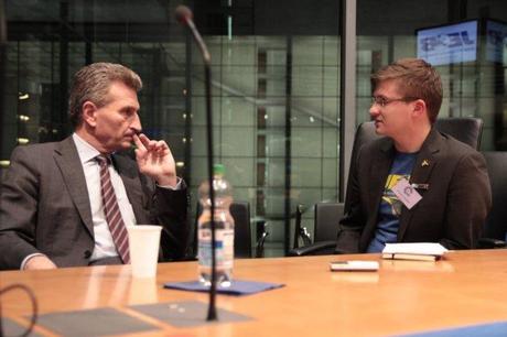 EU-Kommissar Günther Oettinger im Gespräch mit move-Chefredakteur Alexander Steinfeldt. Quelle: Johannes Bock / simep.eu