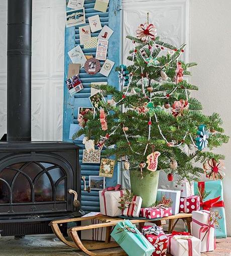 Schöne-Weihnachten-Wohnzimmer-weihnachtsbaum-schlitten-karten