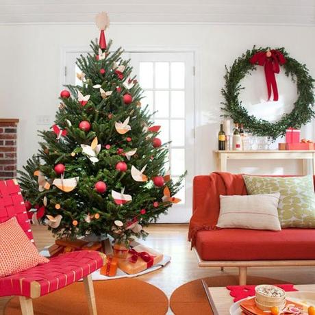 Schöne-Weihnachten-Wohnzimmer-weihnachtsbaum-orange-rot-kranz-couch