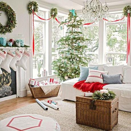 Schöne-Weihnachten-Wohnzimmer-weihnachtsbaum-korb-couch-kranz