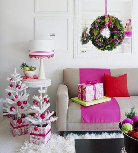 Schöne-Weihnachten-Wohnzimmer-weihnachtsbaum-rosa-kranz-geschenk-couch-lampe