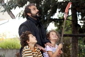 Ali Mosaffa mit den Kindern Elyes Aguis (links) und Jeanne Jestin (rechts)