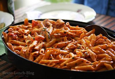 Rezept: Tomaten-Mozzarella-Pasta mit Basilikum und Ei