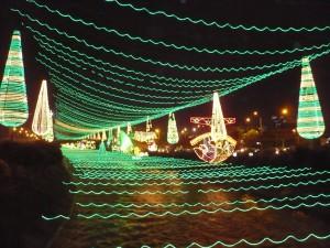 Beleuchteter Fluss für Weihnachten in Medellin , Kolumbien ©  Edgar Wikimedia Commons