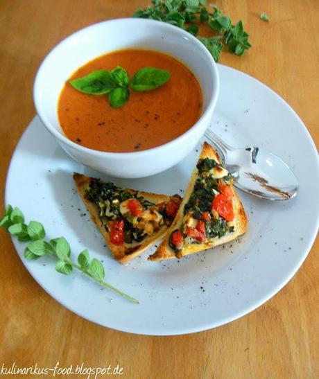 Zum Auslöffeln: Tomatensuppe mit Spinat-Feta-Toast