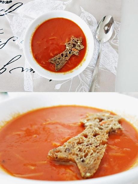 Tomatensuppe mit gegrillten Paprika und Nudeln