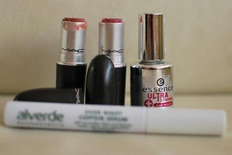 MAC Lipstick Hug Me | Syrup | essence ultra strong nail repair | alverde coffein serum