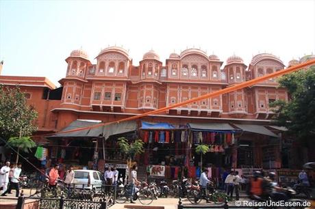 Gebäude gegenüber dem Palast der Winde in Jaipur