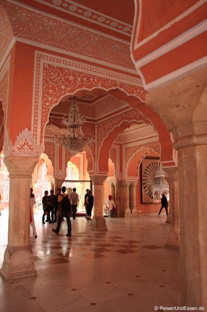 Säulen im Stadtpalast von Jaipur