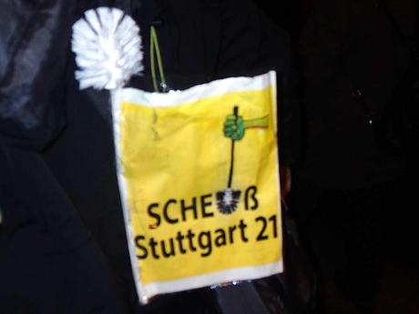 Bescheuert! Klobürsten-Protest nach Hamburger Art. Foto: Erich Kimmich