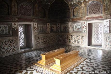 Grabmäler im Mausoleum Itimad-ud-Daulah in Agra